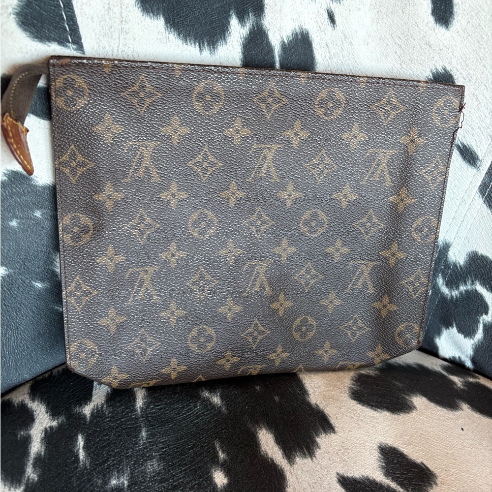 Louis Vuitton Monogram 26 Toiletry Pouch - Picture 14 of 16